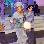 Beautiful bride stún guests with her talking-drum skill (VIDEO)