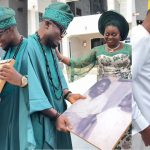 "This is insens!tive" – Online viewers react as bride gifts groom a frame of his latǝ mother on wedding day (WATCH)